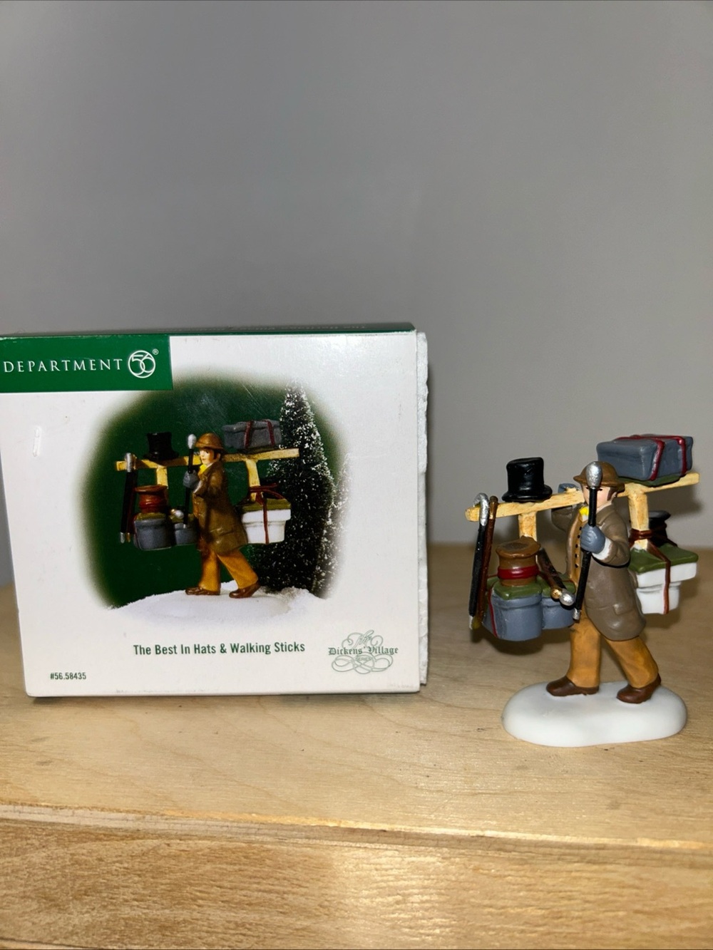 DEPT 56 HERITAGE VILLAGE DICKENS SERIES THE BEST IN HATS & WALKING STICKS